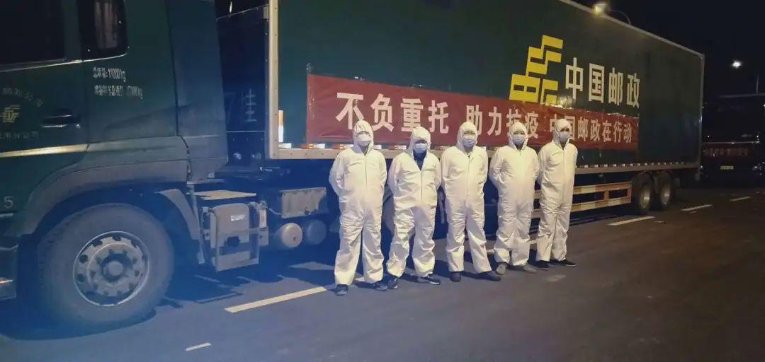 出班150余次，先后运送防疫物资到省内、武汉市的各大医院及物资配送点。屠传贤等人出发前集结，将物资运