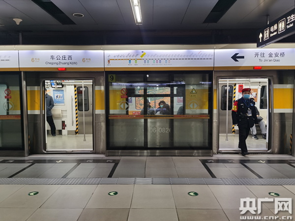 北京地铁561315号线采取超常超强措施降低高峰期列车满载率