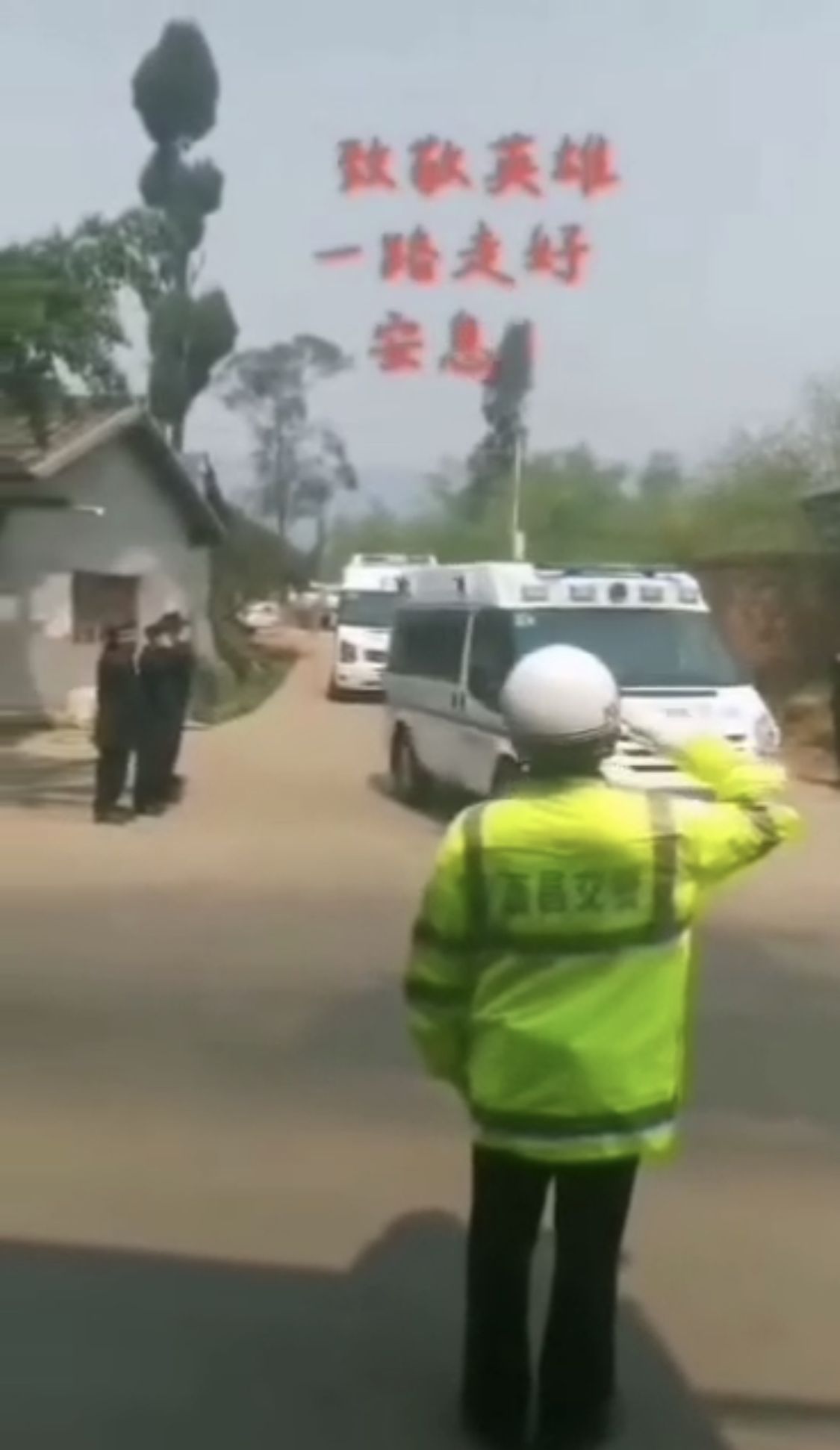 西昌泸山大火实时|西昌市民夹道抹泪相送牺牲人