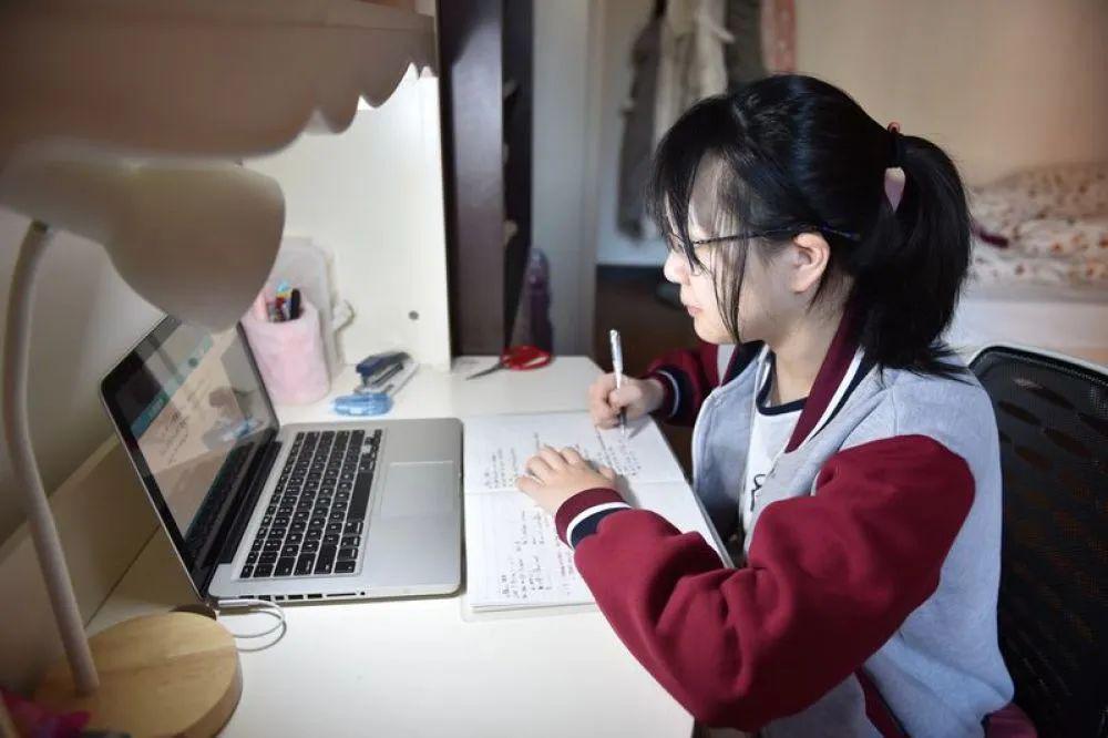 最近很火的高考后家长视频 9bb32019732f47b78722d09c8bbb8284.jpeg