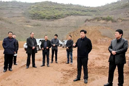 3月30日,徽县委副书记,政府县长王俊强在城关镇调研指导徽县