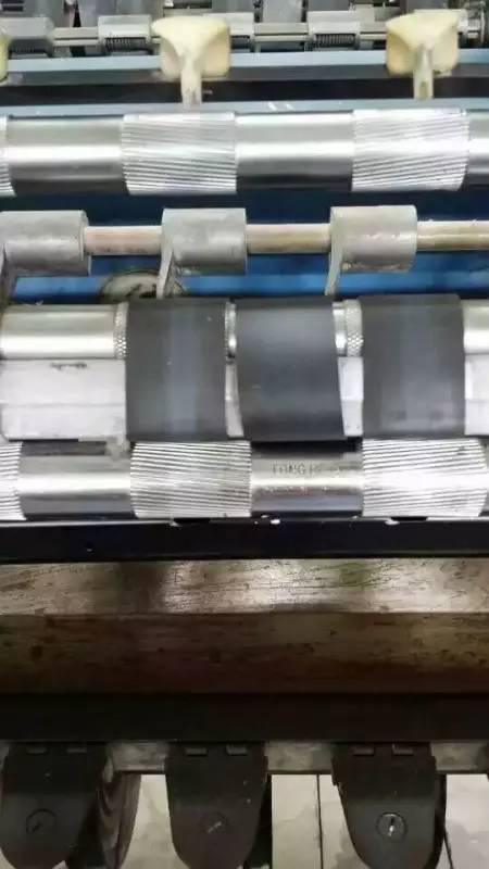 机头齿轮和轴承的事故,可以明显的在细纱条干波谱图看出,非常容易排除