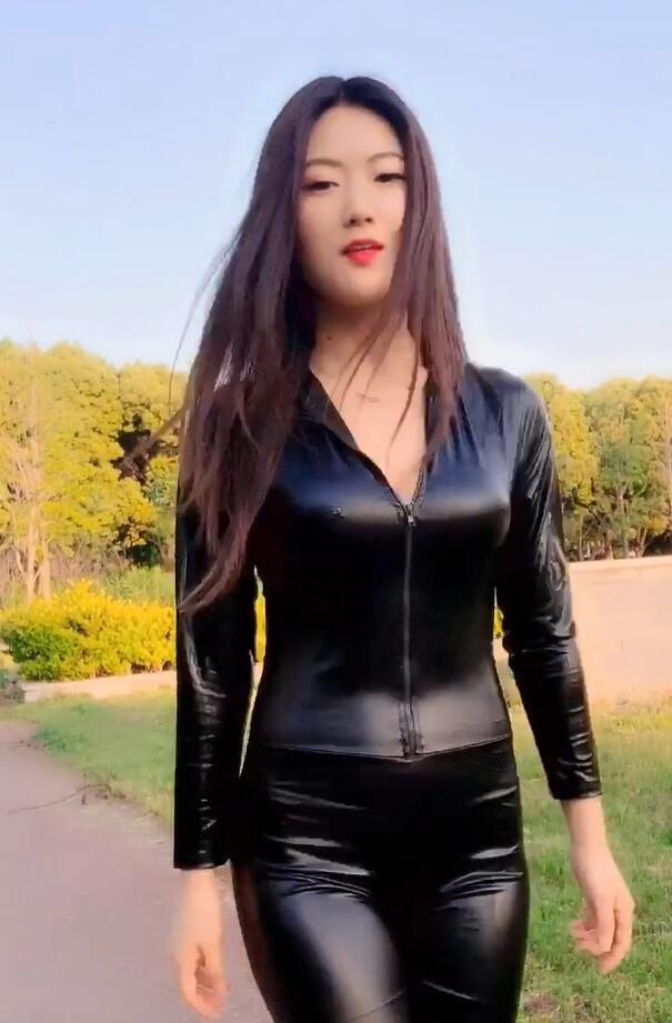 亮面皮衣美女 b3545d05c67f46cba80661aef7f53fa6.jpeg