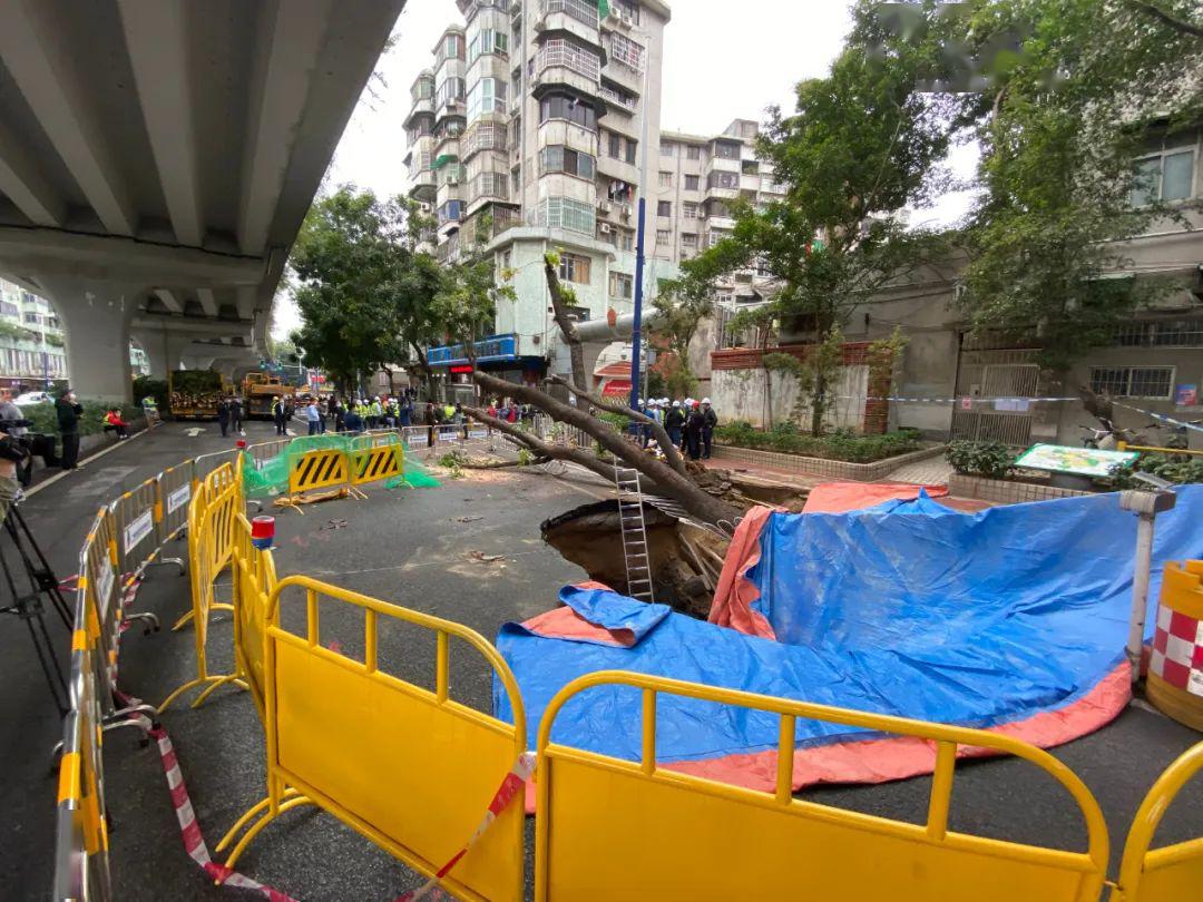 突发广州海珠区东晓南路发生地陷