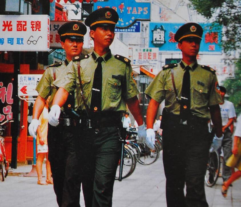 但是,在80年代前期,83式警服的设计是非常前卫,时尚的,添加了很多之前