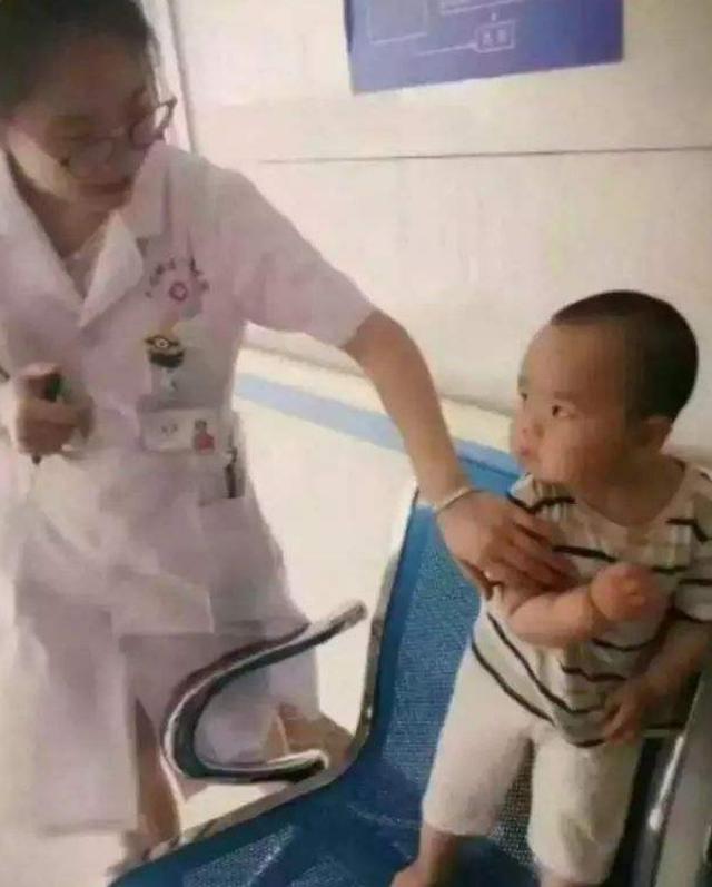 小男孩打针碎碎念走红讨好医生又安慰自己网友有出息