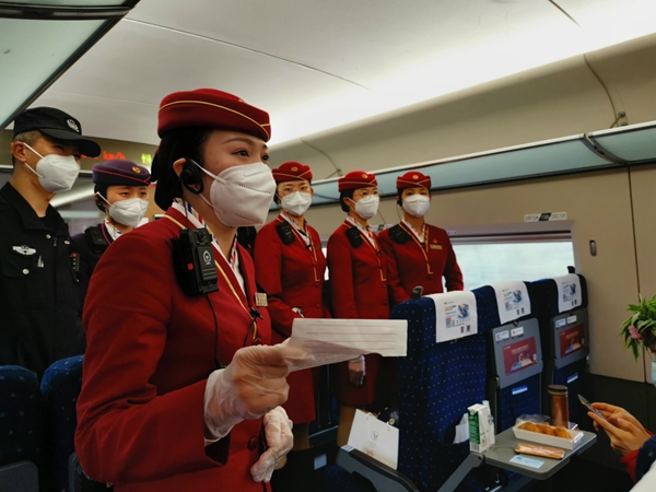 高铁工作人员向医务人员表达感谢(北京铁路 供图)