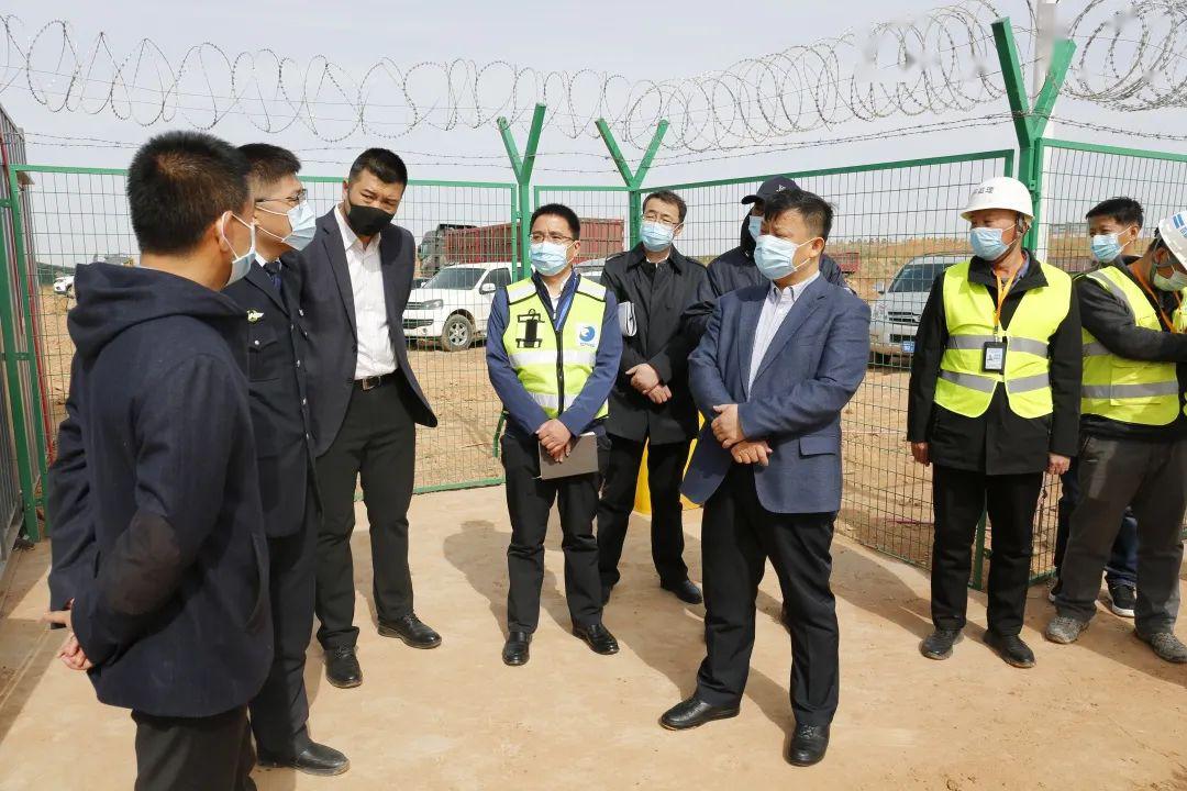 刘建东现场调度鄂尔多斯机场新建平行滑行道项目复工