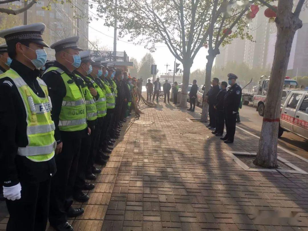 点赞叶县交警大队助力城区清洁行动创建宜居城市环境