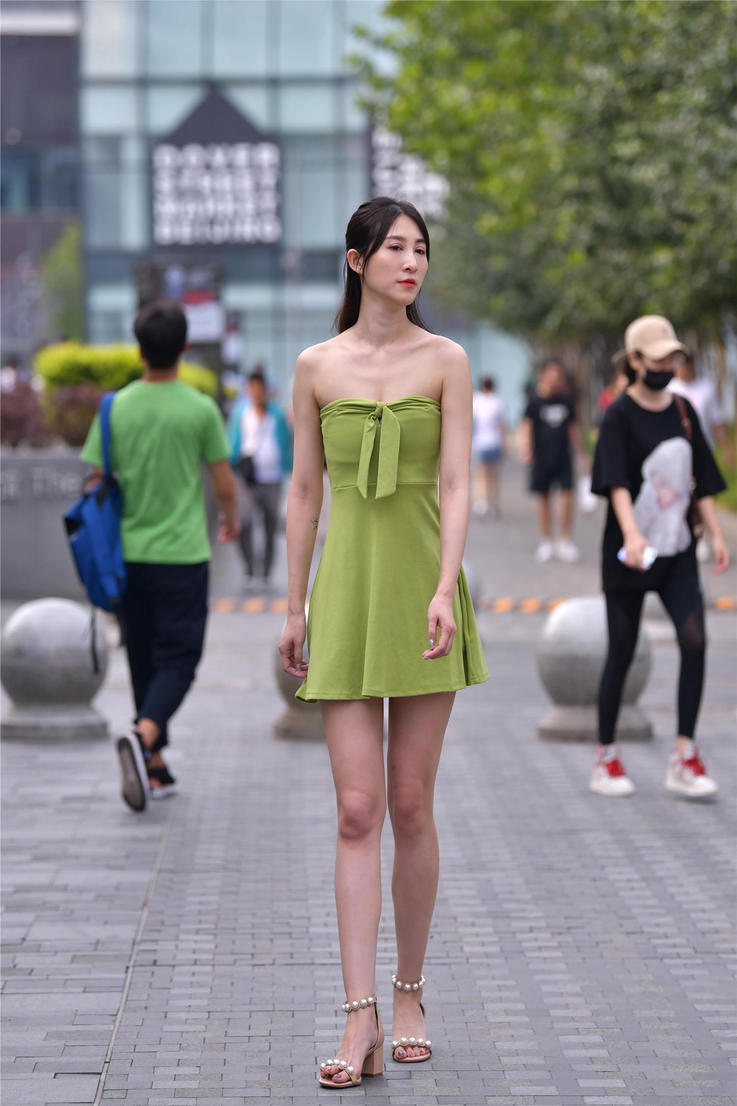 街拍芥末绿的抹胸连衣短裙还真需要好身材才会搭配出精致感觉