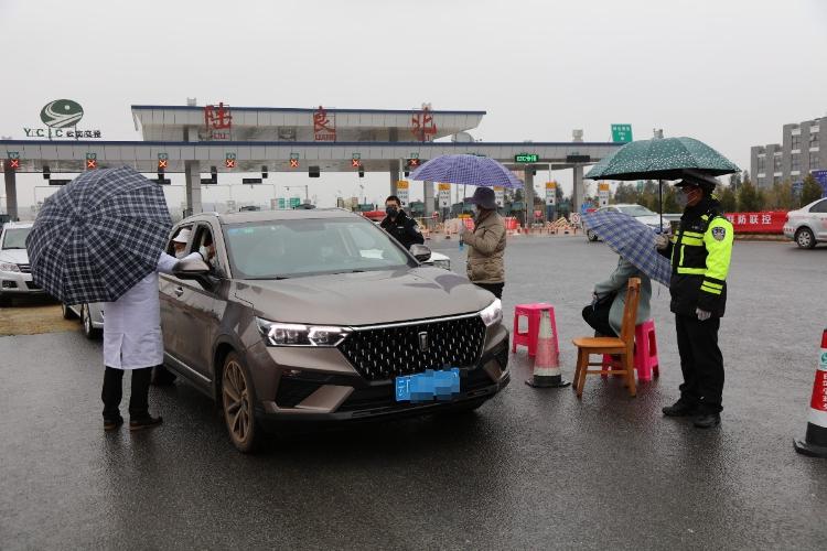 自2020年1月27日零时起,交警大队在陆良县曲陆高速公路南收费站,北