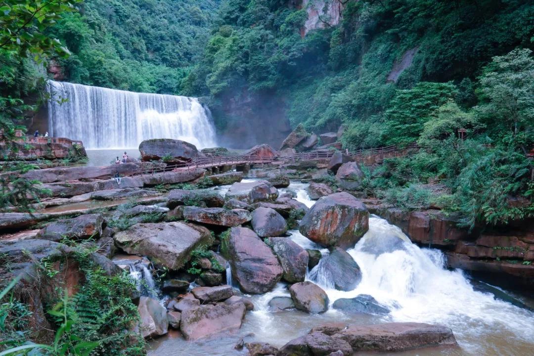 隐藏在景区中段,一不小心可能会错过哦~ 赤水燕子岩带着它的奇山秀水