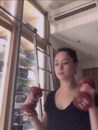 寂寞贵妇阿娇深夜豪掷万元打赏小鲜肉，只为看