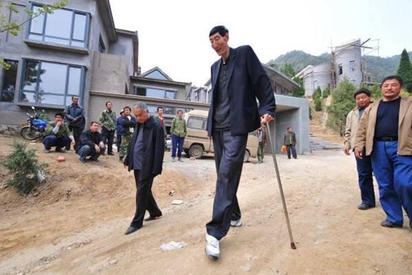 妻子■儿子12岁身高1米7！中国“巨人”鲍喜顺现状：妻子只到腰部