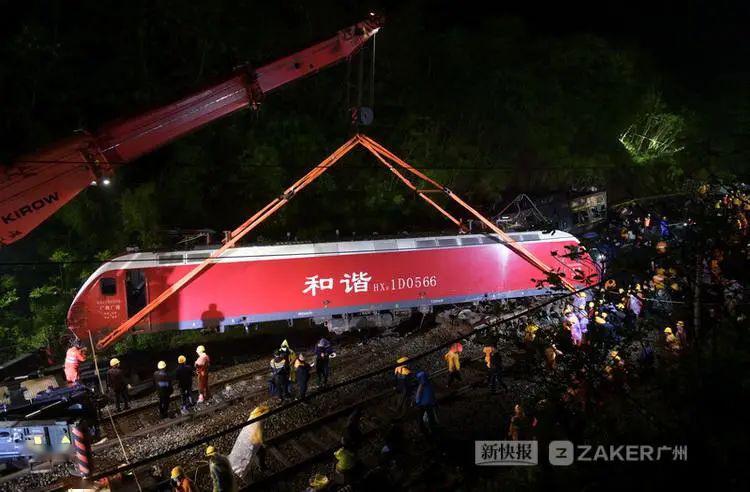 一铁路乘警不幸殉职t179次列车脱轨事故亲历者从砸破的车窗爬出来