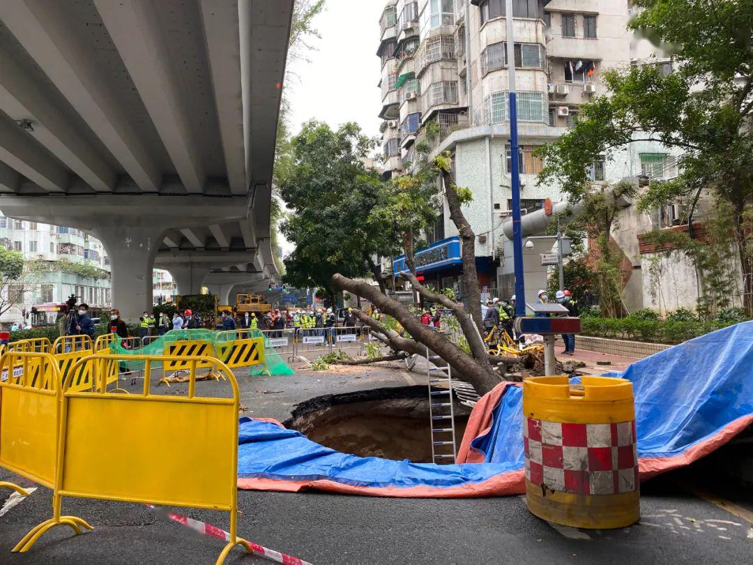 突发广州海珠区东晓南路发生地陷