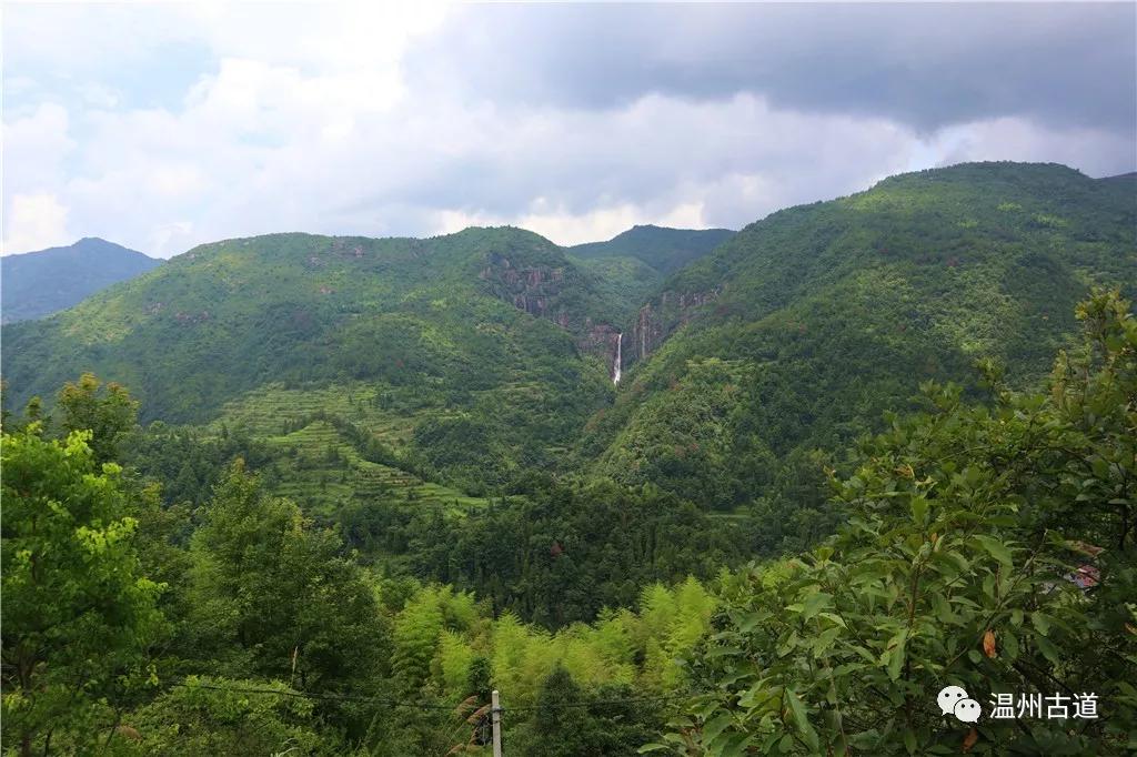 瀑下便是岩峰村加快步伐,绕古道而下,过溪涧,有屋掩藏于道前原来是村