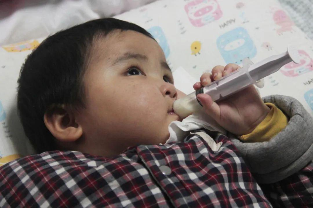 [夫妻]三岁女孩患上罕见病 90后夫妻两千块卖掉婚戒筹药费