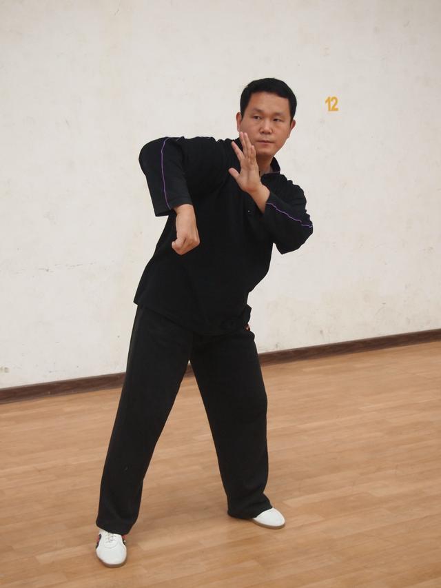 要点图154,横向左右击打的横拳意拳的横拳看上去与拳击的摆拳极为相似