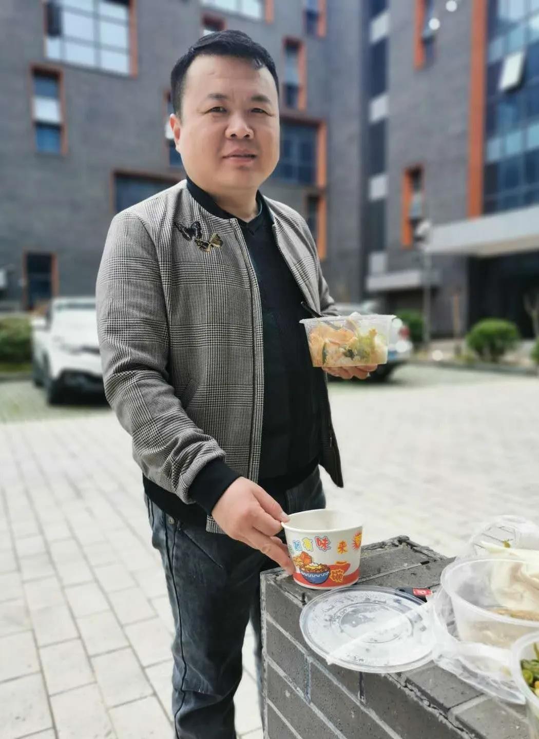 工作之余,江苏优网董事长张立旭先生也贴心的为大家准备了饮料及餐食