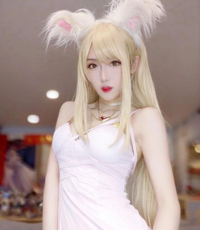 腐团儿最新cosplay,粉色系阿狸太撩人,沙发铺满绒毛做