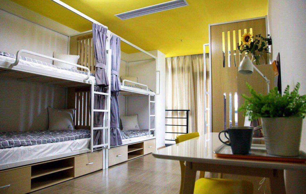 武汉工作住过的最简陋员工宿舍自称公寓两个房间3张高低床