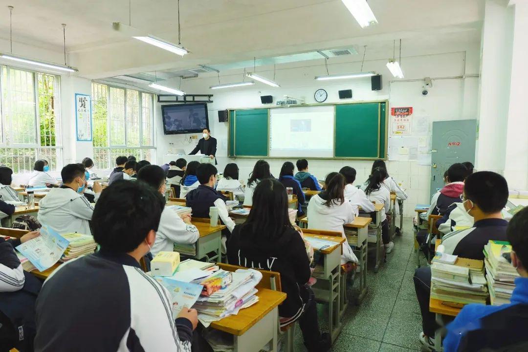 △ 在一间没有老师的教室里,同学们正在安静学习.