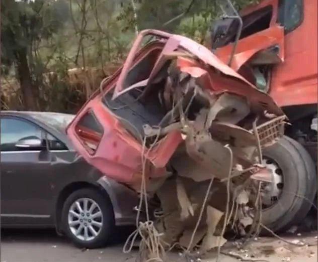 江油发生一起惨烈车祸,重型货车连撞四车,2死7伤!