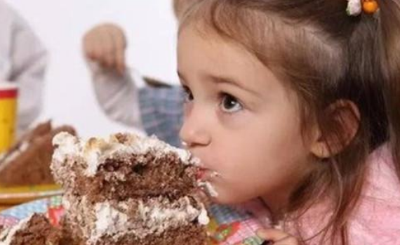 「脾胃」4种零食“偷走”孩子脾胃的健康！儿科医生：孩子哭闹也别给