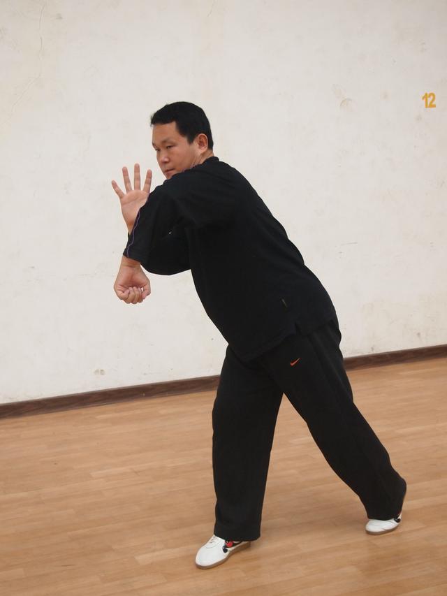 要点图154,横向左右击打的横拳意拳的横拳看上去与拳击的摆拳极为相似