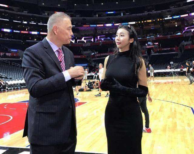 nba最美主播张曼源晒高难度健身照强壮男友化身摄影师