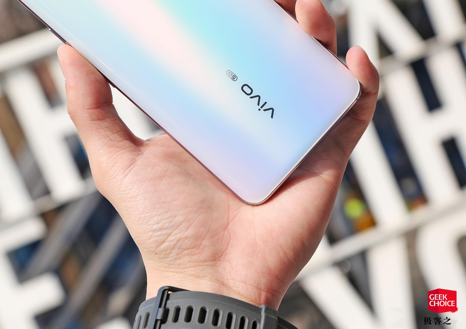 vivo S6 上手：重点强调自拍，但我更喜欢它的轻盈
