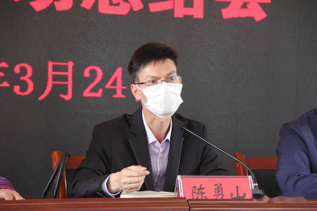 县教育局陈勇山副局长在发言时要求大家要做到防疫扶贫两不误,加强控