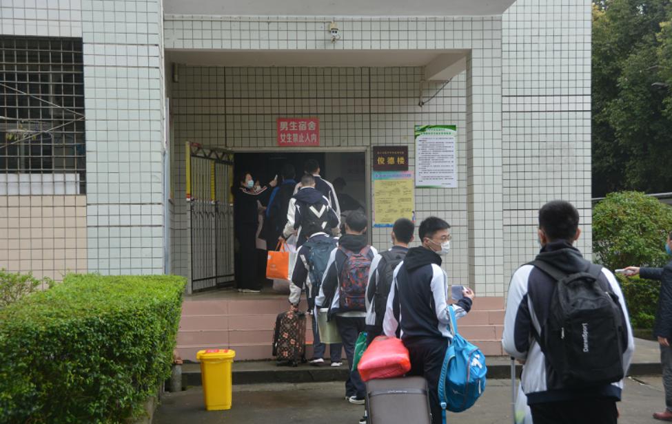 巴中高级中学 巴中市高级中学北龛校区有 800余名学生,学校在大门口