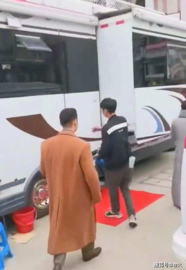 太享受！黄晓明曝光豪华房车，大到能进10个人？