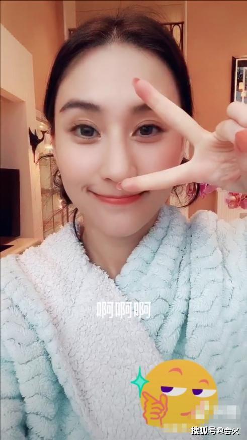 赌王28岁女儿穿浴袍出镜甜笑，意外暴露豪宅装修，太富有！_何超莲