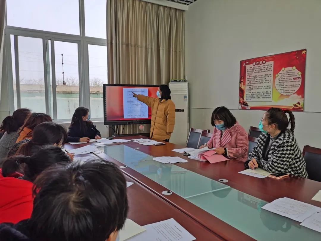 业务园长卢小玲带领全体教职工学习"两案","九制","四流程",要求切实