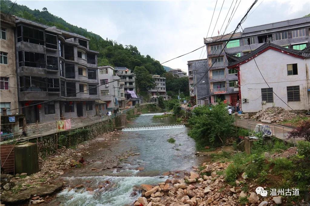 据永嘉县地名志记载:岩峰村有四个自然村分别是:1,岩峰:村南石峰怀抱