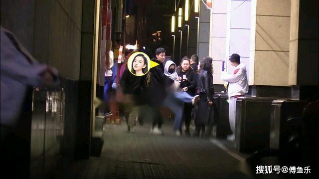 宋祖儿深夜醉酒踹路人？疑因情路受阻发泄，双