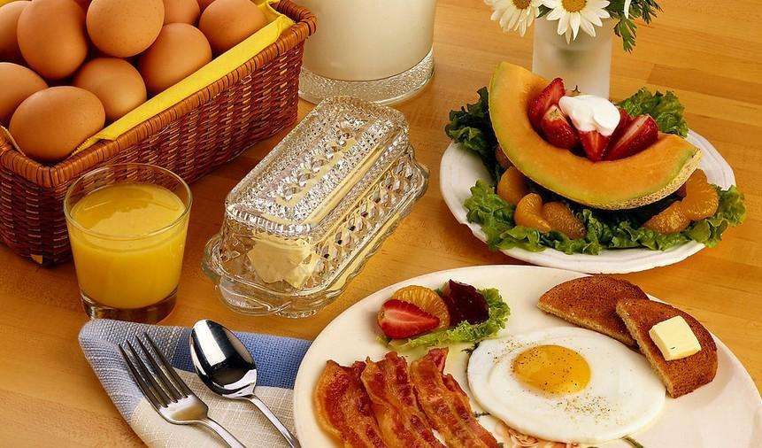 牛奶加鸡蛋是营养丰富的食物,但是早餐别只吃这些!