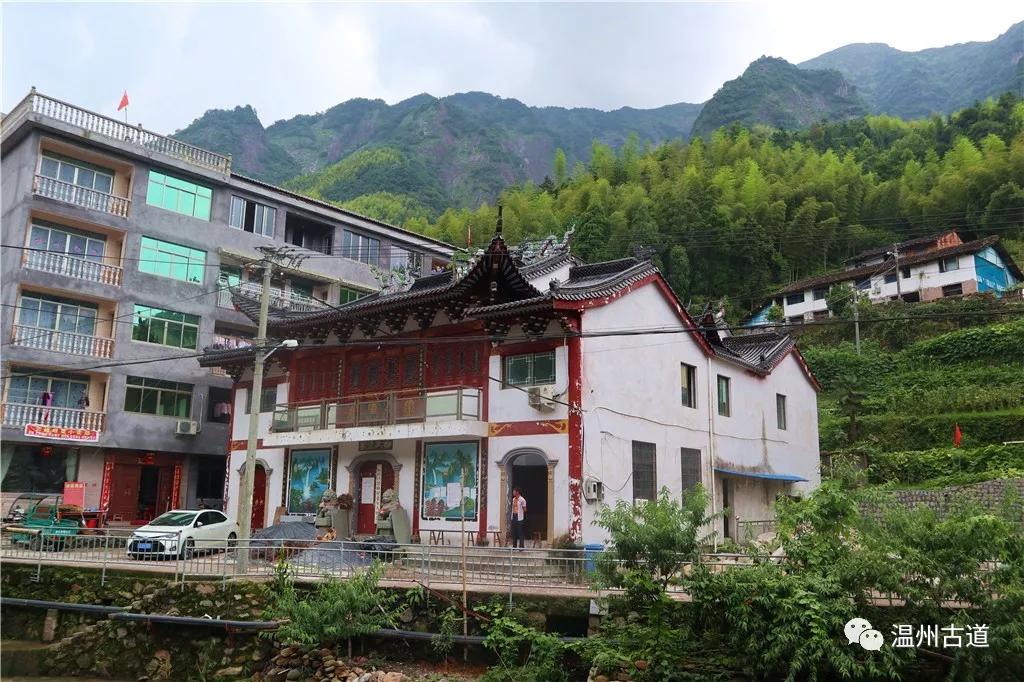 据永嘉县地名志记载:岩峰村有四个自然村分别是:1,岩峰:村南石峰怀抱