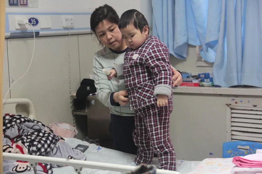 [夫妻]三岁女孩患上罕见病 90后夫妻两千块卖掉婚戒筹药费