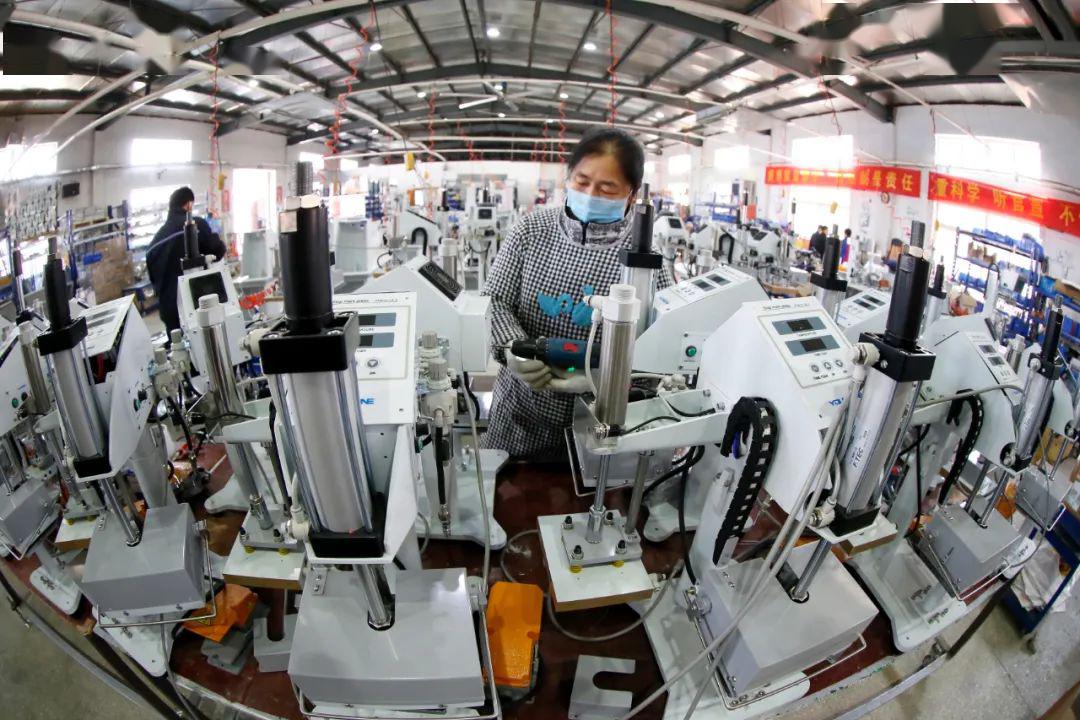 图为3月30日,青岛京信电子工人在生产出口韩国的汽车线束产品.