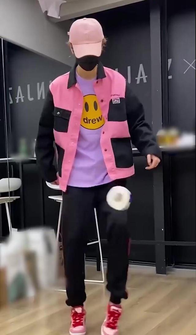 关晓彤愚人节不愚人而是“愚狗”，发布趣味视