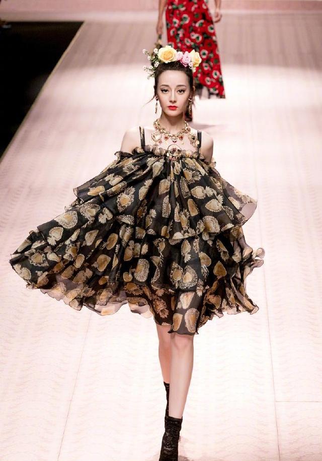迪丽热巴经典走秀造型了,一身印花蛋糕裙搭配花环头饰