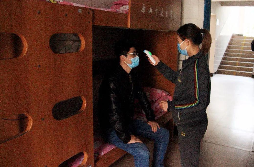 懂事的寝室长已经提前返校了 来自搜狐网