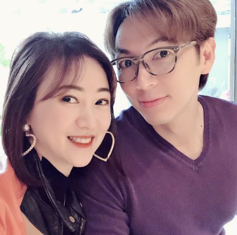 翁虹为老公庆生，下厨做大餐爱意满满，两人亲