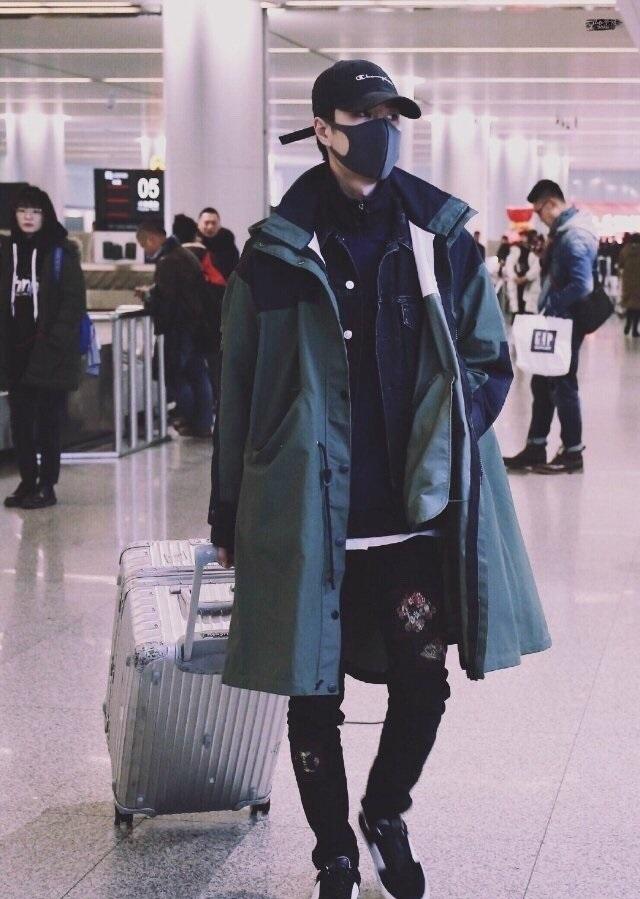 春天适合穿的风衣,来看王一博的风衣街拍,你喜欢哪款?