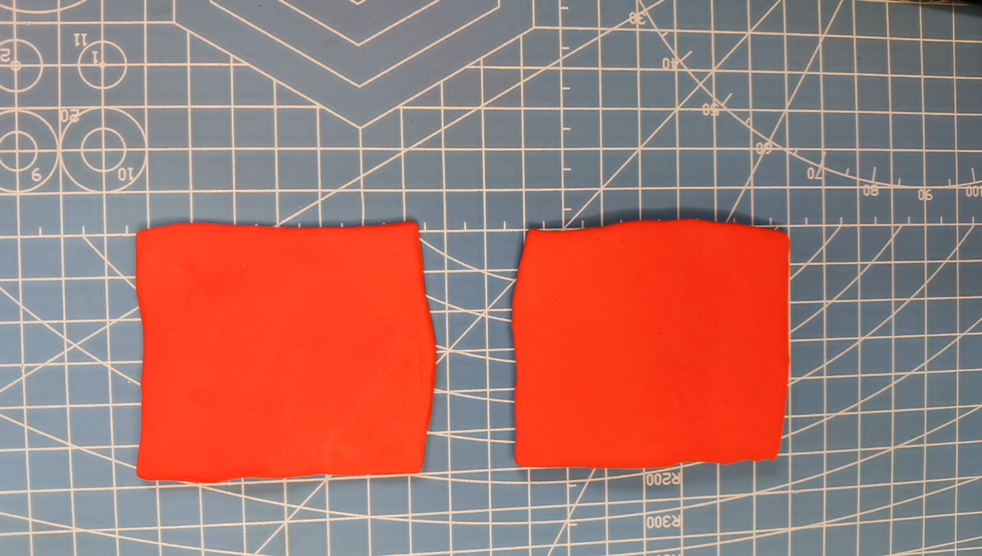 2用红色橡皮泥做出两个方形.