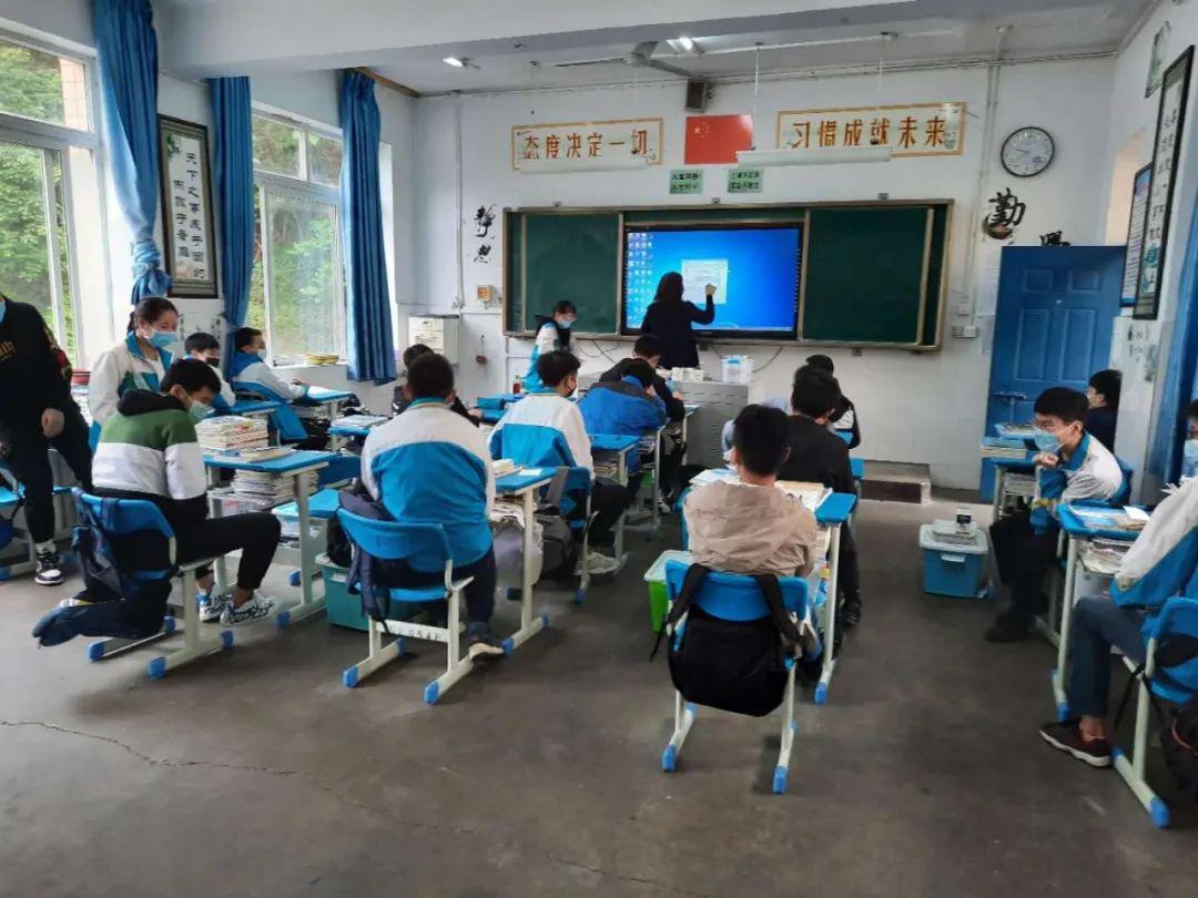 乐山四中高三年级师生在教室准备上课乐山四中工作人员在上课间隙对
